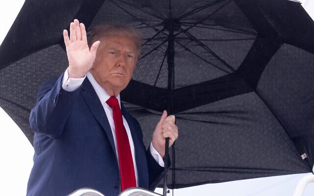 נשיא ארצות הברית דונלד טראמפ עולה על מטוס "אייר פורס 1" בדרכו לישראל, 12 באוקטובר 2025 (צילום: SAUL LOEB / AFP) נשיא ארצות הברית דונלד טראמפ עולה על מטוס "אייר פורס 1" בדרכו לישראל, 12 באוקטובר 2025 (צילום: SAUL LOEB / AFP)