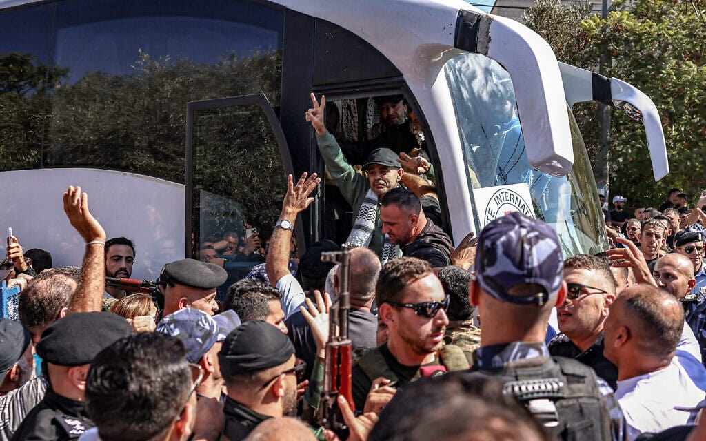 קבלת פנים בגדה המערבית לאסירים פלסטינים ששוחררו במסגרת הסכם הפסקת האש עם חמאס, 13 באוקטובר 2025 (צילום: Zain JAAFAR / AFP)
