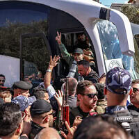 קבלת פנים בגדה המערבית לאסירים פלסטינים ששוחררו במסגרת הסכם הפסקת האש עם חמאס, 13 באוקטובר 2025 (צילום: Zain JAAFAR / AFP) קבלת פנים בגדה המערבית לאסירים פלסטינים ששוחררו במסגרת הסכם הפסקת האש עם חמאס, 13 באוקטובר 2025 (צילום: Zain JAAFAR / AFP)