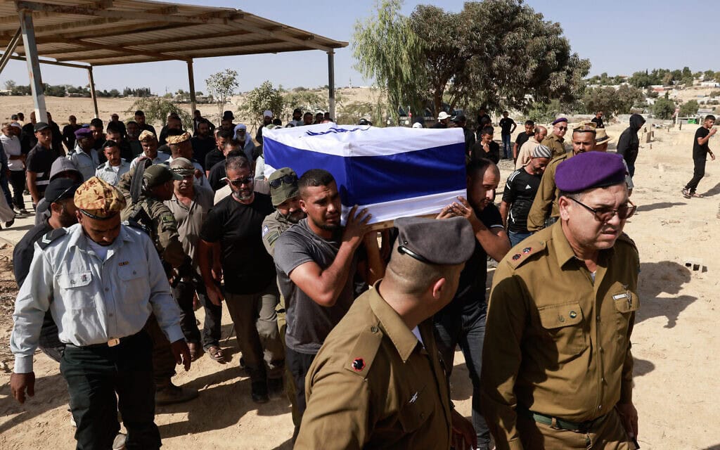 רב סמל מתקדם מחמד אלאטרש, שנהרג ב-7 באוקטובר 2023 וגופתו הושבה מרצועת עזה ב-15 באוקטובר 2023, מובא לקבורה ביישוב סעווה שבקרבת באר שבע, 16 באוקטובר 2025 (צילום: Menahem KAHANA / AFP) רב סמל מתקדם מחמד אלאטרש, שנהרג ב-7 באוקטובר 2023 וגופתו הושבה מרצועת עזה ב-15 באוקטובר 2023, מובא לקבורה ביישוב סעווה שבקרבת באר שבע, 16 באוקטובר 2025 (צילום: Menahem KAHANA / AFP)