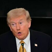 נשיא ארצות הברית דולנד טראמפ בחדר האוכל הממלכתי בבית הלבן בוושינגטון, 23 באוקטובר 2025 (צילום: Jim WATSON / AFP) נשיא ארצות הברית דולנד טראמפ בחדר האוכל הממלכתי בבית הלבן בוושינגטון, 23 באוקטובר 2025 (צילום: Jim WATSON / AFP)