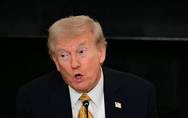 נשיא ארצות הברית דולנד טראמפ בחדר האוכל הממלכתי בבית הלבן בוושינגטון, 23 באוקטובר 2025 (צילום: Jim WATSON / AFP) נשיא ארצות הברית דולנד טראמפ בחדר האוכל הממלכתי בבית הלבן בוושינגטון, 23 באוקטובר 2025 (צילום: Jim WATSON / AFP)