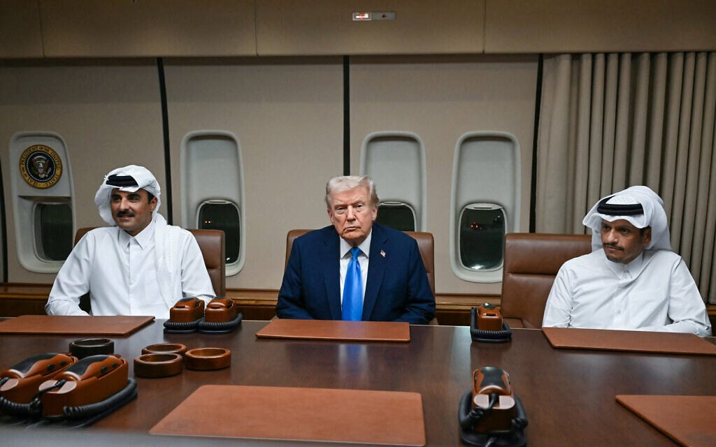 נשיא ארה״ב דונלד טראמפ במטוס הנשיאותי לצד אמיר קטאר השייח' תמים בן חמד אאל תאני (משמאל) וראש הממשלה מוחמד בן עבד א־רחמן בן גʼסים א־תאני. 25 באוקטובר 2025 (צילום: ANDREW CABALLERO-REYNOLDS / AFP) נשיא ארה״ב דונלד טראמפ במטוס הנשיאותי לצד אמיר קטאר השייח' תמים בן חמד אאל תאני (משמאל) וראש הממשלה מוחמד בן עבד א־רחמן בן גʼסים א־תאני. 25 באוקטובר 2025 (צילום: ANDREW CABALLERO-REYNOLDS / AFP)