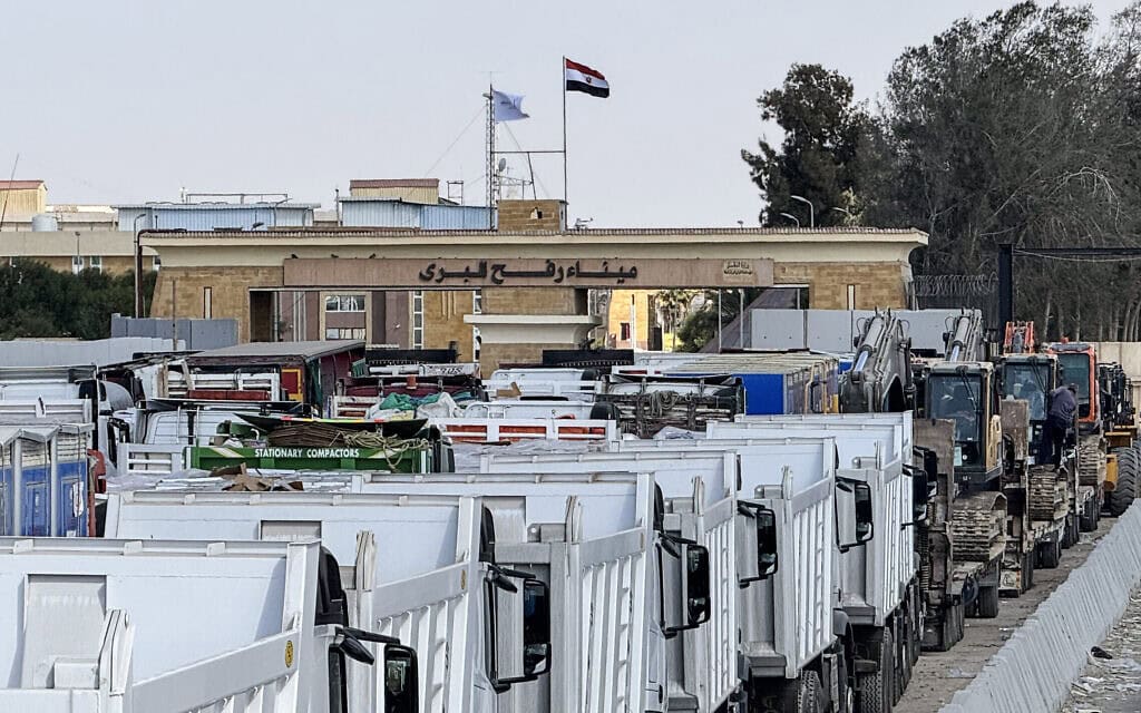 משאיות וציוד מכני כבד במעבר רפיח ממצרים לעזה, 26 באוקטובר 2025 (צילום: Photo by STRINGER / AFP) משאיות וציוד מכני כבד במעבר רפיח ממצרים לעזה, 26 באוקטובר 2025 (צילום: Photo by STRINGER / AFP)