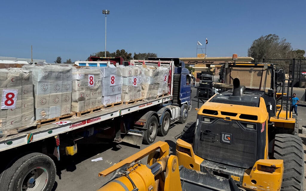 משאיות וציוד מכני כבד בצד המצרי של מעבר רפיח. 26 באוקטובר 2025 (צילום: AFP) משאיות וציוד מכני כבד בצד המצרי של מעבר רפיח. 26 באוקטובר 2025 (צילום: AFP)