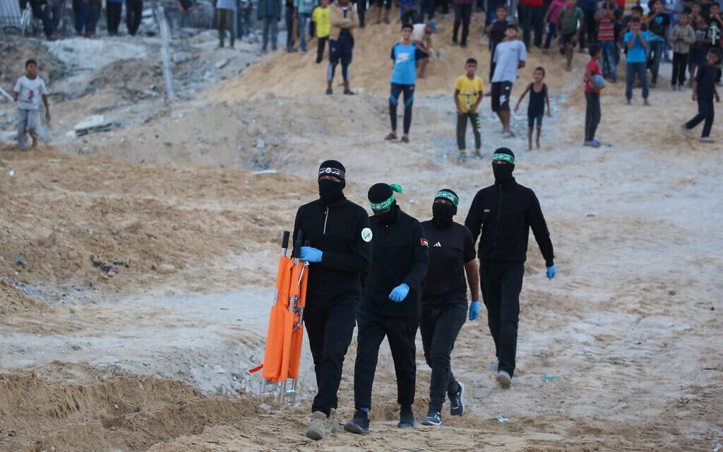מחבלי חמאס בדרך לאסוף גופה במנהרה מצפון לחאן יונס, 28 באוקטובר 2025 (צילום: Bashar TALEB / AFP) מחבלי חמאס בדרך לאסוף גופה במנהרה מצפון לחאן יונס, 28 באוקטובר 2025 (צילום: Bashar TALEB / AFP)