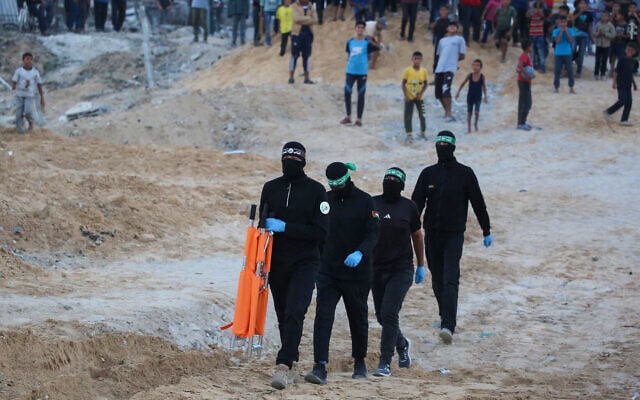מחבלי חמאס בדרך לאסוף גופה במנהרה מצפון לחאן יונס, 28 באוקטובר 2025
