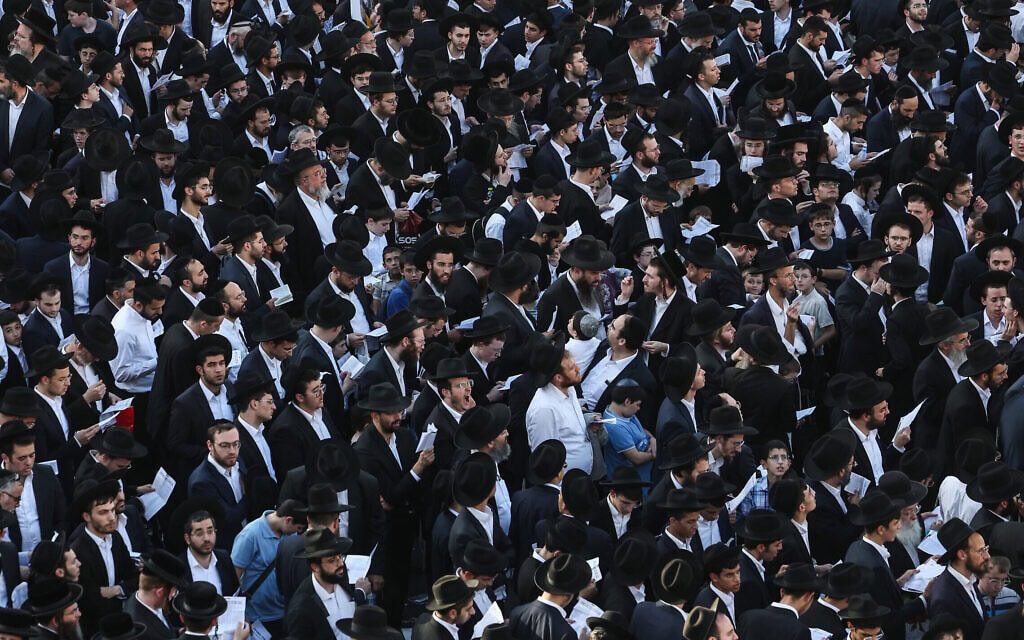 מפגינים מוחים בירושלים בעקבות מאמצי הרשויות לגייס חרדים לצה"ל, 30 באוקטובר 2025 (צילום: Ahmad GHARABLI / AFP) מפגינים מוחים בירושלים בעקבות מאמצי הרשויות לגייס חרדים לצה"ל, 30 באוקטובר 2025 (צילום: Ahmad GHARABLI / AFP)