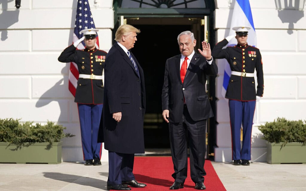 ראש הממשלה בנימין נתניהו ונשיא ארצות הברית דונלד טראמפ בבית הלבן בטקס הכרזת תוכנית המאה של הנשיא האמריקאי, 27 בינואר 2020 (צילום: AP Photo/ Evan Vucci) ראש הממשלה בנימין נתניהו ונשיא ארצות הברית דונלד טראמפ בבית הלבן בטקס הכרזת תוכנית המאה של הנשיא האמריקאי, 27 בינואר 2020 (צילום: AP Photo/ Evan Vucci)