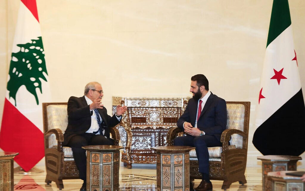 ראש הממשלה הזמנית של סוריה אחמד א-שרע נפגש עם ראש ממשלת לבנון נוואף סלאם בדמשק, 14 באפריל 2025 (צילום: Lebanese Government press office via AP) ראש הממשלה הזמנית של סוריה אחמד א-שרע נפגש עם ראש ממשלת לבנון נוואף סלאם בדמשק, 14 באפריל 2025 (צילום: Lebanese Government press office via AP)