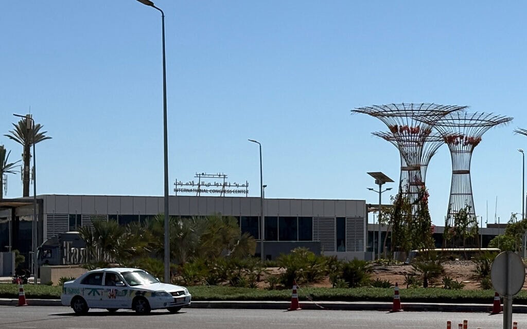 צילום מבחוץ של מרכז הכנסים שבו מתנהלות שיחות המו"מ לסיום המלחמה בעזה ולשחרור החטופים בשארם אל-שייח', מצרים, 8 באוקטובר 2025 (צילום: AP Photo) צילום מבחוץ של מרכז הכנסים שבו מתנהלות שיחות המו"מ לסיום המלחמה בעזה ולשחרור החטופים בשארם אל-שייח', מצרים, 8 באוקטובר 2025 (צילום: AP Photo)