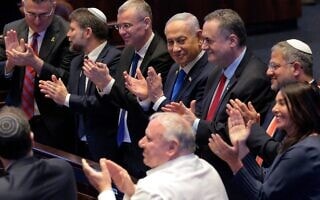 חברי הקואליציה מוחאים כפיים לדונלד טראמפ בכנסת, 13 באוקטובר 2025 (צילום: Chip Somodevilla/Pool via AP) חברי הקואליציה מוחאים כפיים לדונלד טראמפ בכנסת, 13 באוקטובר 2025 (צילום: Chip Somodevilla/Pool via AP)