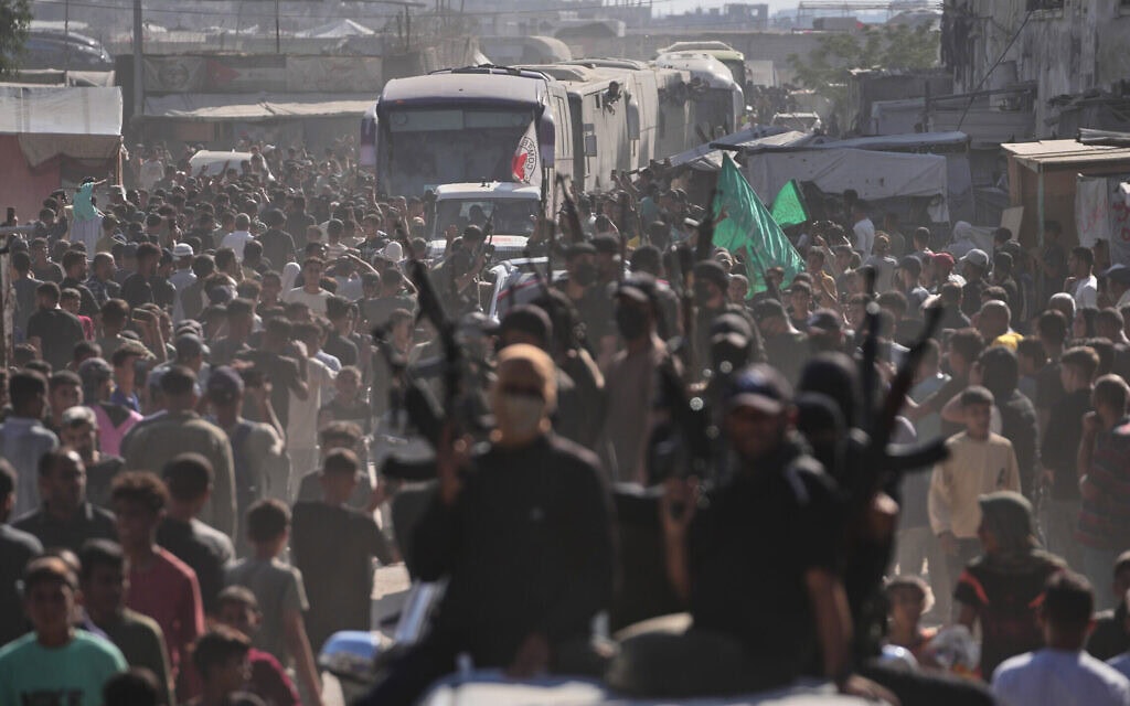 מחבלי חמאס משתתפים בחגיגות בעזה על שחרור אסירים ועצירים מישראל במסגרת הסכם הפסקת האש, 13 באוקטובר 2025 (צילום: AP Photo/Jehad Alshrafi) מחבלי חמאס משתתפים בחגיגות בעזה על שחרור אסירים ועצירים מישראל במסגרת הסכם הפסקת האש, 13 באוקטובר 2025 (צילום: AP Photo/Jehad Alshrafi)