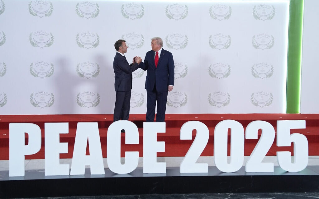 נשיא ארה"ב דונלד טראמפ ונשיא צרפת עמנואל מקרון ב"פסגת השלום" במצרים, 13 באוקטובר 2025 (צילום: AP Photo/Evan Vucci, Pool) נשיא ארה"ב דונלד טראמפ ונשיא צרפת עמנואל מקרון ב"פסגת השלום" במצרים, 13 באוקטובר 2025 (צילום: AP Photo/Evan Vucci, Pool)