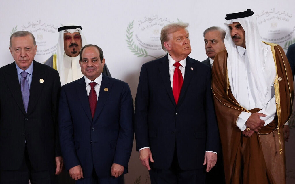 מנהיגי ארה"ב, מצרים, פקיסטן, טורקיה וקטאר בתמונה משותפת בפתח "ועידת השלום" בשארם א-שייח', מצרים, 13 באוקטובר 2025 (צילום: Suzanne Plunkett, Pool Photo via AP) מנהיגי ארה"ב, מצרים, פקיסטן, טורקיה וקטאר בתמונה משותפת בפתח "ועידת השלום" בשארם א-שייח', מצרים, 13 באוקטובר 2025 (צילום: Suzanne Plunkett, Pool Photo via AP)