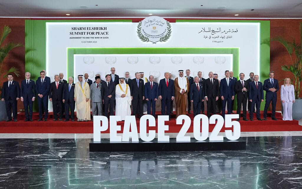 נשיא ארצות הברית דונלד טראמפ (במרכז) עם ראשי מדינות ערביות ומערביות בפסגת השלום בשארם א-שייח', 13 באוקטובר 2025 (צילום: AP Photo/Evan Vucci) נשיא ארצות הברית דונלד טראמפ (במרכז) עם ראשי מדינות ערביות ומערביות בפסגת השלום בשארם א-שייח', 13 באוקטובר 2025 (צילום: AP Photo/Evan Vucci)