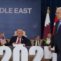 אבו מאזן צועד על רקע משתתפי ועידת השלום בשארם א-שייח', נשיא ארה"ב דונלד טראמפ ומנהיגי מדינות ערב, 13 באוקטובר 2025 (צילום: AP Photo/Evan Vucci) אבו מאזן צועד על רקע משתתפי ועידת השלום בשארם א-שייח', נשיא ארה"ב דונלד טראמפ ומנהיגי מדינות ערב, 13 באוקטובר 2025 (צילום: AP Photo/Evan Vucci)