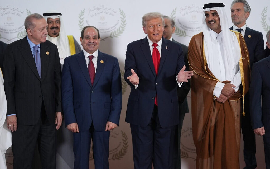 נשיא ארה"ב דונלד טראמפ, נשיא טורקיה רג'פ טאיפ ארדואן, אמיר כווית שיח' משאל אחד אל-סבח, נשיא מצרים עבדל פתח א-סיסי וראש הממשלה ושר החוץ של קטאר מוחמד א-ת'אני. 13 באוקטובר 2025 (צילום: AP Photo/Evan Vucci) נשיא ארה"ב דונלד טראמפ, נשיא טורקיה רג'פ טאיפ ארדואן, אמיר כווית שיח' משאל אחד אל-סבח, נשיא מצרים עבדל פתח א-סיסי וראש הממשלה ושר החוץ של קטאר מוחמד א-ת'אני. 13 באוקטובר 2025 (צילום: AP Photo/Evan Vucci)