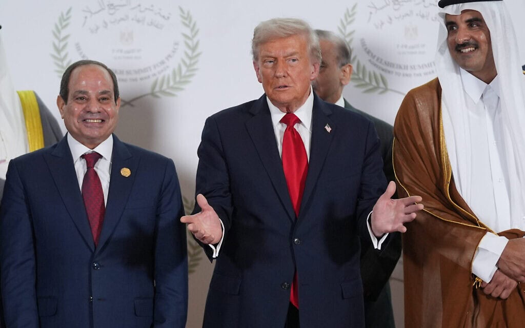 נשיא ארה"ב דונלד טראמפ לצד ראש ממשלת קטאר מוחמד א-ת'אני ונשיא מצרים עבד אל-פתח א-סיסי. 13 באוקטובר 2025 (צילום: AP Photo/Evan Vucci, Pool) נשיא ארה"ב דונלד טראמפ לצד ראש ממשלת קטאר מוחמד א-ת'אני ונשיא מצרים עבד אל-פתח א-סיסי. 13 באוקטובר 2025 (צילום: AP Photo/Evan Vucci, Pool)