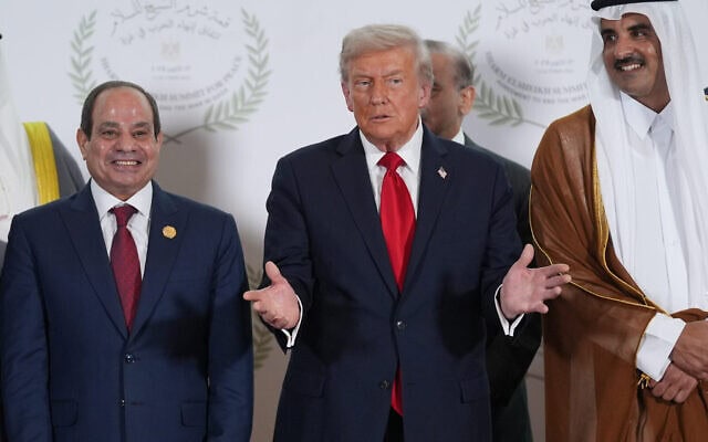 נשיא ארה"ב דונלד טראמפ לצד ראש ממשלת קטאר מוחמד א-ת'אני ונשיא מצרים עבד אל-פתח א-סיסי. 13 באוקטובר 2025