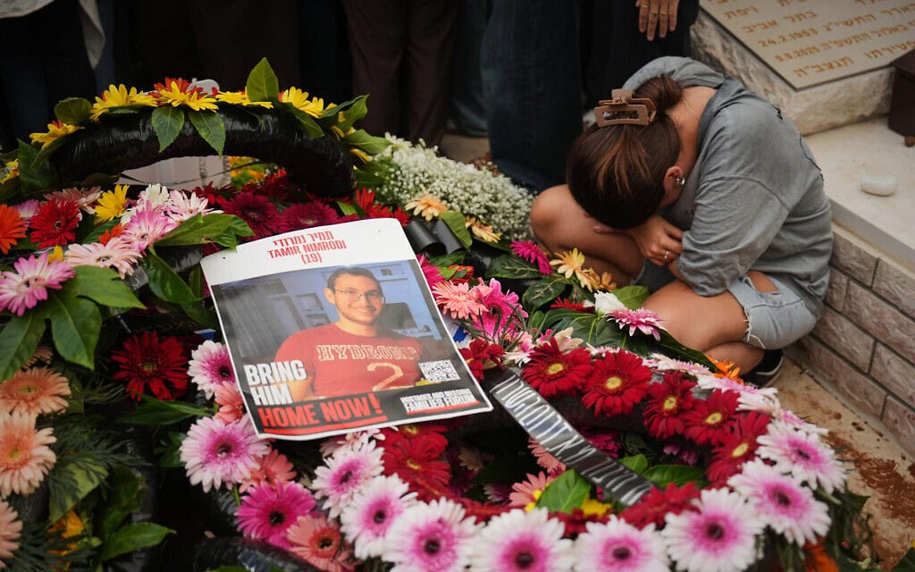 חלקת הקבר של תמיר נמרודי בבית העלמין הצבאי בכפר סבא, 16 באוקטובר 2025 (צילום: AP Photo/Ariel Schalit) חלקת הקבר של תמיר נמרודי בבית העלמין הצבאי בכפר סבא, 16 באוקטובר 2025 (צילום: AP Photo/Ariel Schalit)