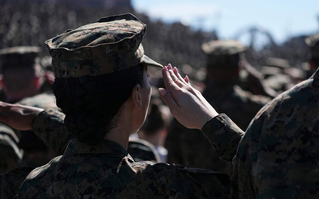 חיילת בחיל הנחתים מצדיעה במהלך שירת ההמנון האמריקאי, קליפורניה, 18 באוקטובר 2025 (צילום: AP Photo/Gregory Bull) חיילת בחיל הנחתים מצדיעה במהלך שירת ההמנון האמריקאי, קליפורניה, 18 באוקטובר 2025 (צילום: AP Photo/Gregory Bull)