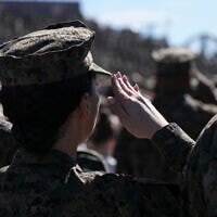 חיילת בחיל הנחתים מצדיעה במהלך שירת ההמנון האמריקאי, קליפורניה, 18 באוקטובר 2025