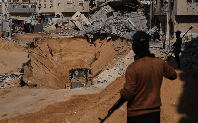 פעילי חמאס מחפשים גופות של חטופים חללים בחאן יונס, בדרום רצועת עזה. 19 באוקטובר 2025 (צילום: AP Photo/Abdel Kareem Hana) פעילי חמאס מחפשים גופות של חטופים חללים בחאן יונס, בדרום רצועת עזה. 19 באוקטובר 2025 (צילום: AP Photo/Abdel Kareem Hana)