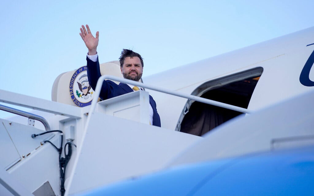 סגן נשיא ארצות הברית על כבש מטוס "אייר פורס 2" בדרכו לביקור בישראל, 20 באוקטובר 2025 (צילום: Nathan Howard/Pool via AP)