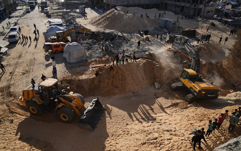 גורמים מצרים מחפשים בחמד שבחאן יונס אחר גופות של חללים שישראל דורשת את השבתן, 26 באוקטובר 2025 (צילום: AP Photo/Jehad Alshrafi) גורמים מצרים מחפשים בחמד שבחאן יונס אחר גופות של חללים שישראל דורשת את השבתן, 26 באוקטובר 2025 (צילום: AP Photo/Jehad Alshrafi)