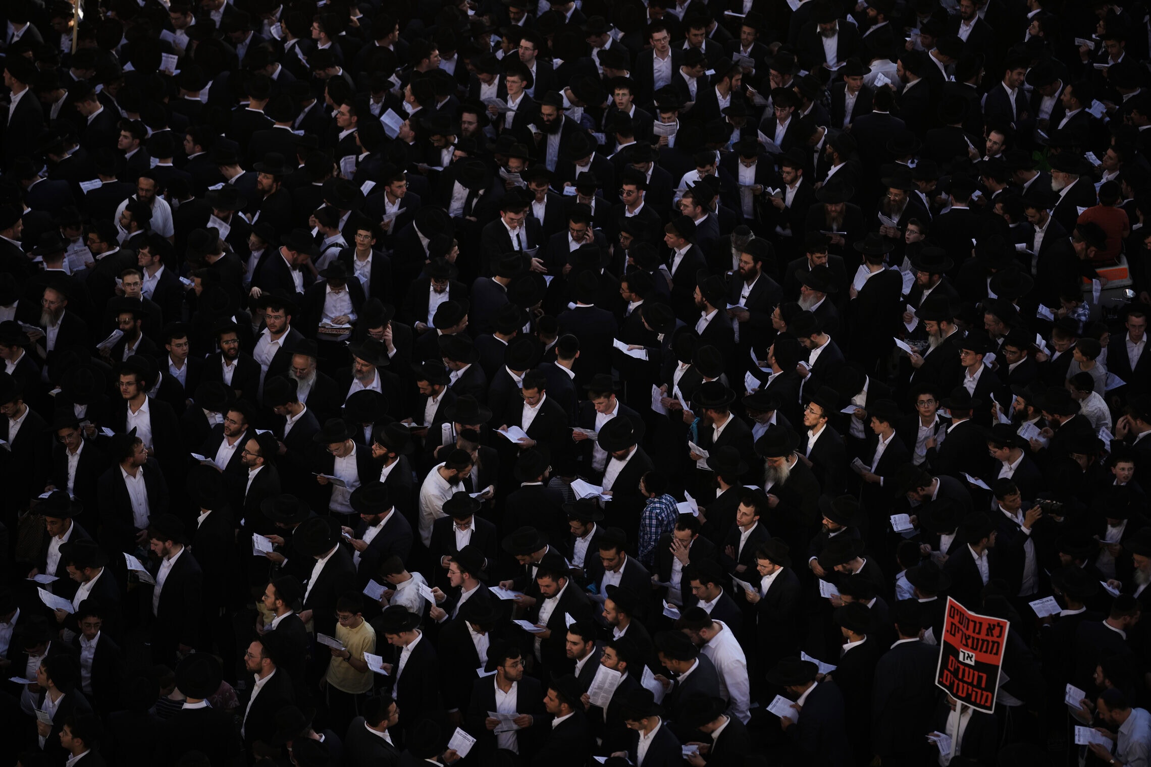 הפגנת הענק בירושלים של החרדים נגד חוק הגיוס, 30 באוקטובר 2025 (צילום: AP Photo/Leo Correa) הפגנת הענק בירושלים של החרדים נגד חוק הגיוס, 30 באוקטובר 2025 (צילום: AP Photo/Leo Correa)