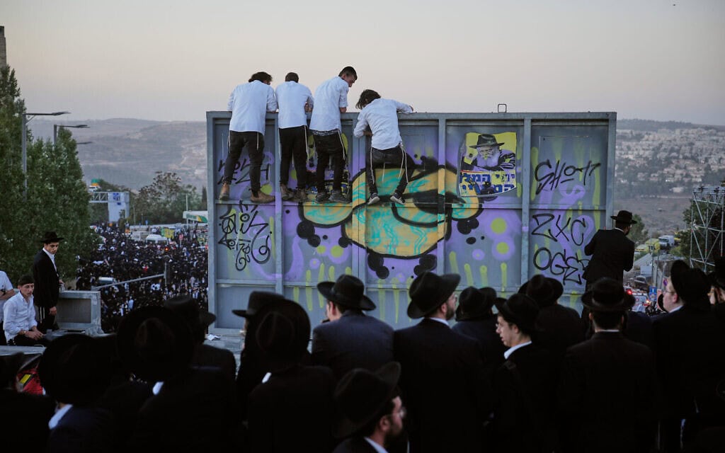 מפגינים מוחים בירושלים בעקבות מאמצי הרשויות לגייס חרדים לצה"ל, 30 באוקטובר 2025 (צילום: AP Photo/Ohad Zwigenberg) מפגינים מוחים בירושלים בעקבות מאמצי הרשויות לגייס חרדים לצה"ל, 30 באוקטובר 2025 (צילום: AP Photo/Ohad Zwigenberg)