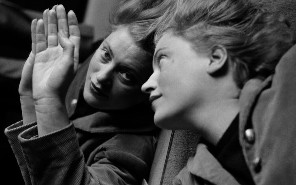 לי מילר בפורטרט עצמי מסדרת צילומי המראה (צילום: © Lee Miller Archives, England 2025. All rights reserved. leemiller.co.uk) לי מילר בפורטרט עצמי מסדרת צילומי המראה (צילום: © Lee Miller Archives, England 2025. All rights reserved. leemiller.co.uk)