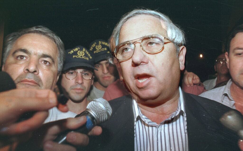 איתן הבר מודיע על רצח יצחק רבין, נובמבר 1995 (צילום: סוכנות צילומי עיתונות IPPA Staff / אוסף דן הדני, הספרייה הלאומית, ויקיפדיה) איתן הבר מודיע על רצח יצחק רבין, נובמבר 1995 (צילום: סוכנות צילומי עיתונות IPPA Staff / אוסף דן הדני, הספרייה הלאומית, ויקיפדיה)