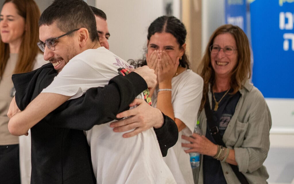 גיא גלבוע דלאל ואביתר דוד בבית החולים אחרי שחרורם מהשבי בעזה, 13 באוקטובר 2025 (צילום: גיא אנטונבסקי, לע"ם) גיא גלבוע דלאל ואביתר דוד בבית החולים אחרי שחרורם מהשבי בעזה, 13 באוקטובר 2025 (צילום: גיא אנטונבסקי, לע"ם)