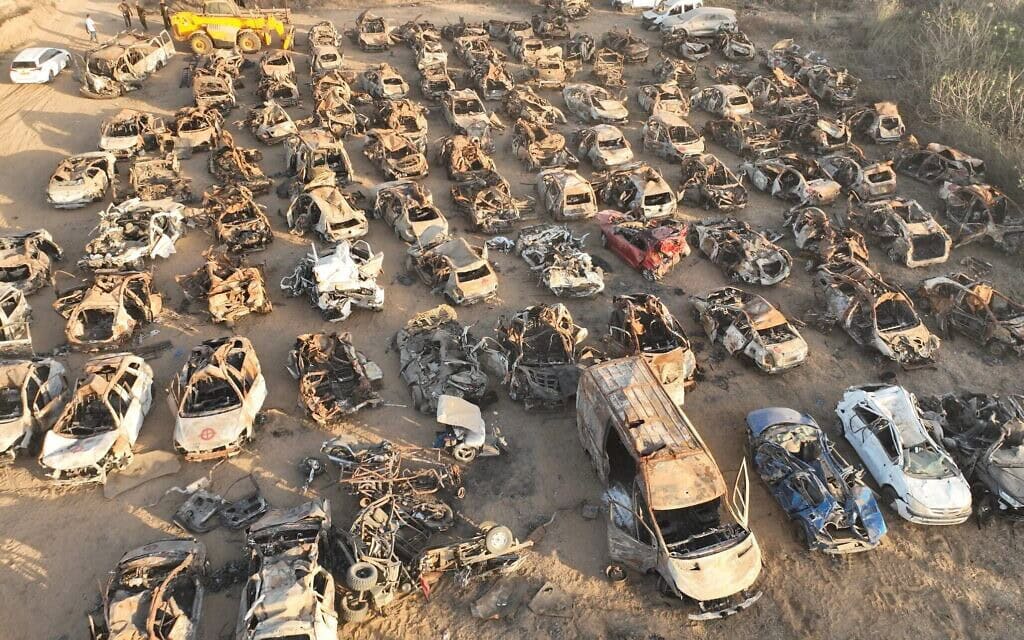 מגרש כלי רכב שרופים שנאספו מעוטף עזה אל חניון מחוץ למושב תקומה לאחר טבח ה־7 באוקטובר (צילום: מישל אמזלג/לע"מ) מגרש כלי רכב שרופים שנאספו מעוטף עזה אל חניון מחוץ למושב תקומה לאחר טבח ה־7 באוקטובר (צילום: מישל אמזלג/לע"מ)