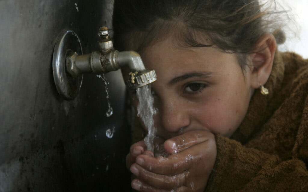ילדה פלסטינית שותה מים מברז במטה אונר"א בחאן יונס, רצועת עזה, 27 בינואר 2010 (צילום: Abed Rahim Khatib/Flash90) ילדה פלסטינית שותה מים מברז במטה אונר"א בחאן יונס, רצועת עזה, 27 בינואר 2010 (צילום: Abed Rahim Khatib/Flash90)