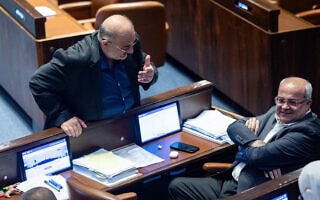 אחמד טיבי ומנסור עבאס במליאת הכנסת בירושלים, 24 ביולי 2024 (צילום: יונתן זינדל/פלאש90) אחמד טיבי ומנסור עבאס במליאת הכנסת בירושלים, 24 ביולי 2024 (צילום: יונתן זינדל/פלאש90)