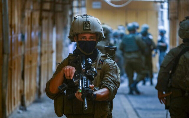 חיילים מאבטחים יהודים בסיור בחברון, הגדה המערבית, 6 בספטמבר 2025