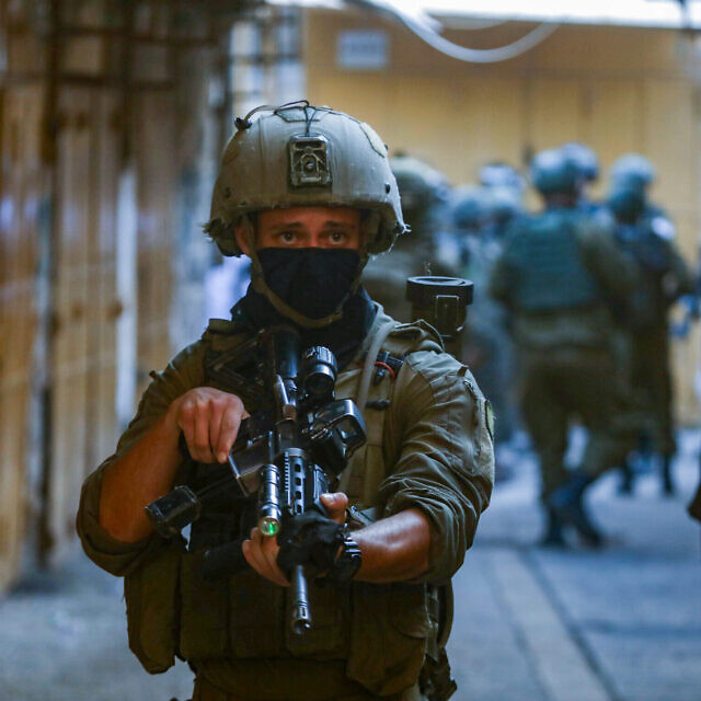 חיילים מאבטחים יהודים בסיור בחברון, הגדה המערבית, 6 בספטמבר 2025 (צילום: Wisam Hashlamoun/Flash90) חיילים מאבטחים יהודים בסיור בחברון, הגדה המערבית, 6 בספטמבר 2025 (צילום: Wisam Hashlamoun/Flash90)