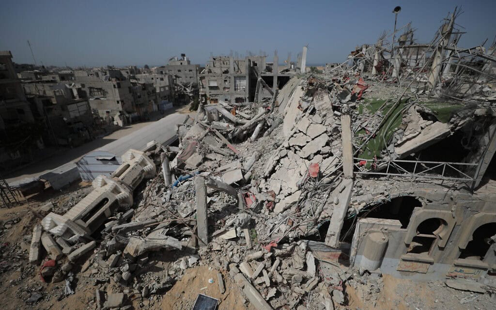 פלסטינים ליד בתים הרוסים במרכז רצועת עזה. 3 באוקטובר 2025 (צילום: Ali Hassan/Flash90) פלסטינים ליד בתים הרוסים במרכז רצועת עזה. 3 באוקטובר 2025 (צילום: Ali Hassan/Flash90)