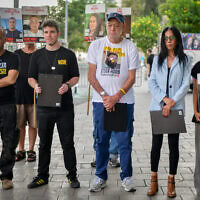 משפחות החטופים בהצהרה לתקשורת מחוץ לשער בגין בקריה בתל אביב. 4 באוקטובר 2025 (צילום: אבשלום ששוני/פלאש90) משפחות החטופים בהצהרה לתקשורת מחוץ לשער בגין בקריה בתל אביב. 4 באוקטובר 2025 (צילום: אבשלום ששוני/פלאש90)