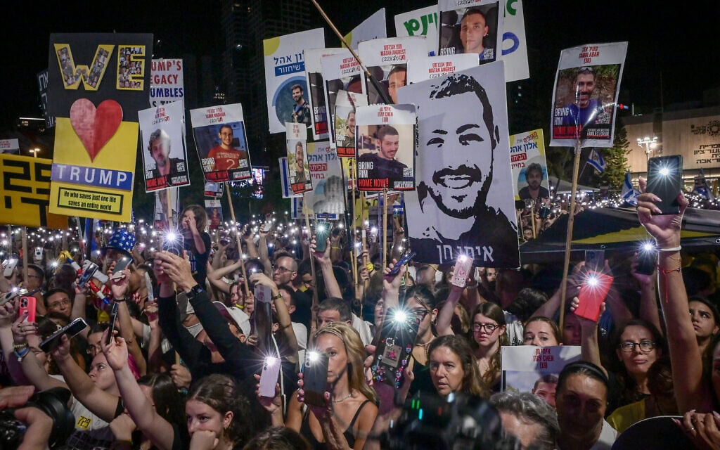 הפגנה ב"כיכר החטופים" בתל אביב. 4 באוקטובר 2025 (צילום: אבשלום ששוני/פלאש90) הפגנה ב"כיכר החטופים" בתל אביב. 4 באוקטובר 2025 (צילום: אבשלום ששוני/פלאש90)