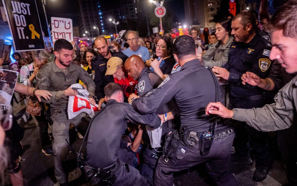 הפגנה לסיום המלחמה ושחרור החטופים בירושלים. 4 באוקטובר 2025 (צילום: חיים גולדברג/פלאש90) הפגנה לסיום המלחמה ושחרור החטופים בירושלים. 4 באוקטובר 2025 (צילום: חיים גולדברג/פלאש90)