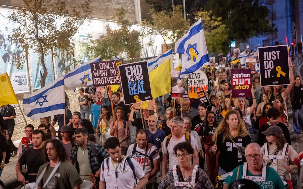 הפגנה לסיום המלחמה ושחרור החטופים בירושלים. 4 באוקטובר 2025 (צילום: חיים גולדברג/פלאש90) הפגנה לסיום המלחמה ושחרור החטופים בירושלים. 4 באוקטובר 2025 (צילום: חיים גולדברג/פלאש90)