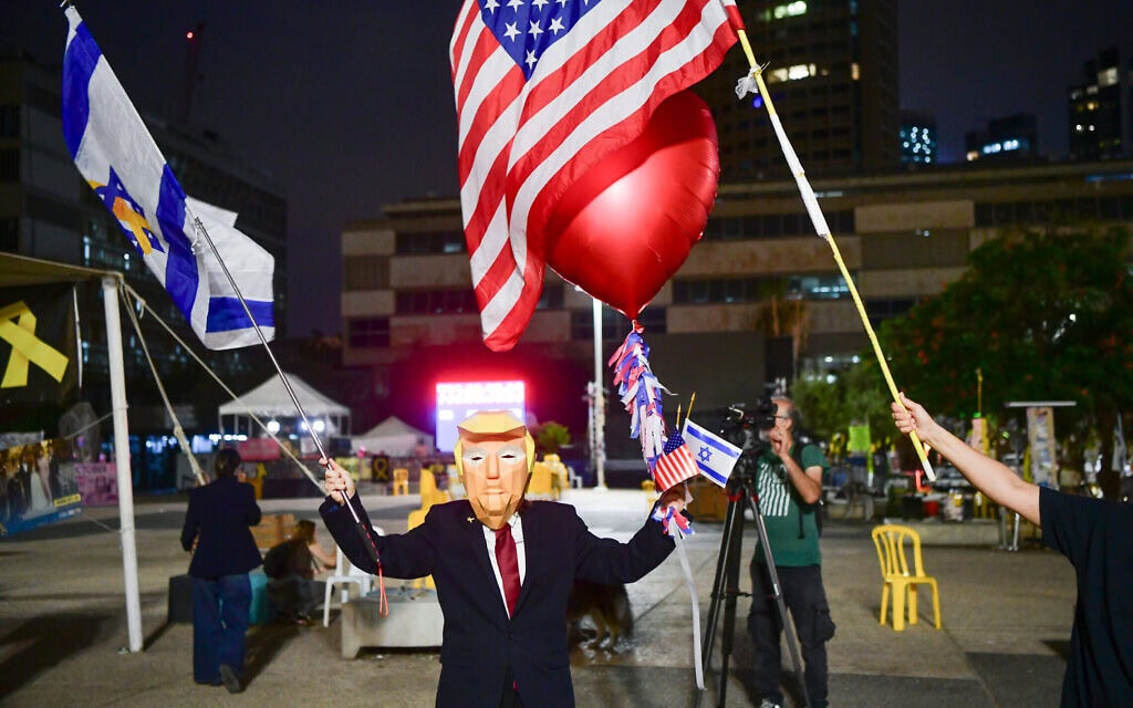 איש במסיכת טראמפ חוגג בכיכר החטופים לאחר שנודע על העסקה, 9 באוקטובר 2025 (צילום: אבשלום ששוני/פלאש90) איש במסיכת טראמפ חוגג בכיכר החטופים לאחר שנודע על העסקה, 9 באוקטובר 2025 (צילום: אבשלום ששוני/פלאש90)