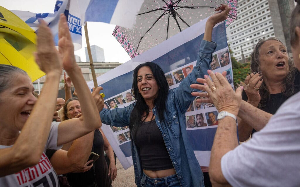 עינב צנגאוקר רוקדת עם דגל ישראל עליו תמונות החטופים בכיכר החטופים. 9 באוקטובר 2025 (צילום: מרים אלסטר/פלאש90) עינב צנגאוקר רוקדת עם דגל ישראל עליו תמונות החטופים בכיכר החטופים. 9 באוקטובר 2025 (צילום: מרים אלסטר/פלאש90)