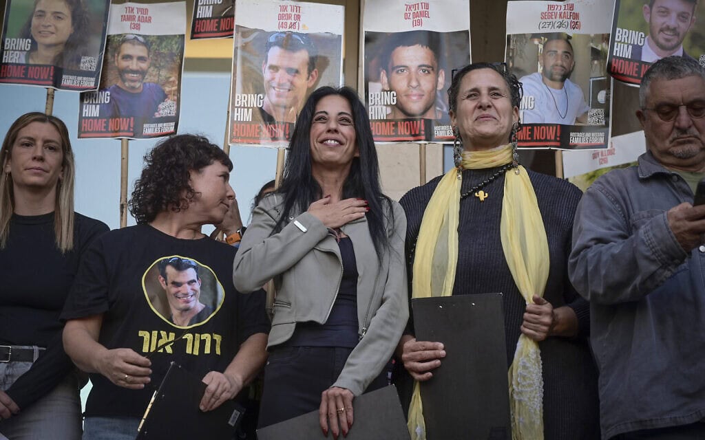 עינב צנגאוקר נושאת דברים בכיכר החטופים לצד בני משפחות חטופים. 11 באוקטובר 2025 (צילום: אבשלום ששוני/פלאש90) עינב צנגאוקר נושאת דברים בכיכר החטופים לצד בני משפחות חטופים. 11 באוקטובר 2025 (צילום: אבשלום ששוני/פלאש90)