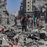 עקורים פלסטינים חוזרים לביתם בשכונת אל-כראמה בצפון רצועת עזה, 11 באוקטובר 2025