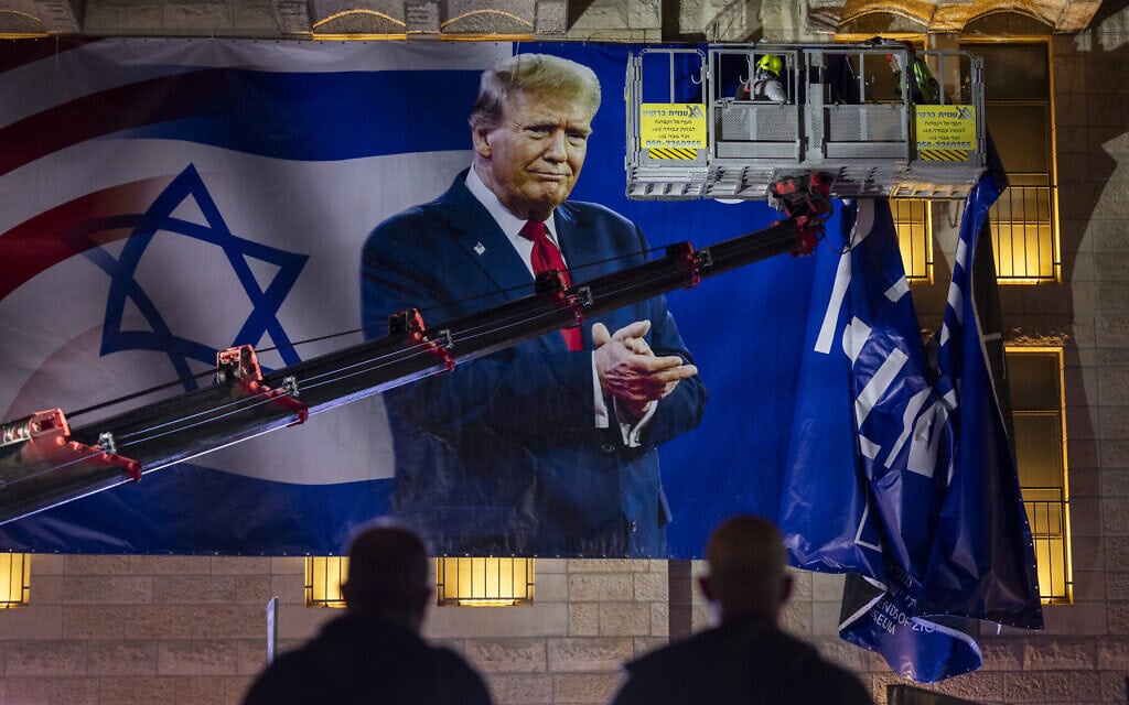פועלים תולים שלט של נשיא ארה"ב דונלד טראמפ לקראת בואו לישראל. 12 באוקטובר 2025 (צילום: יהונתן זינדל/פלאש90) פועלים תולים שלט של נשיא ארה"ב דונלד טראמפ לקראת בואו לישראל. 12 באוקטובר 2025 (צילום: יהונתן זינדל/פלאש90)